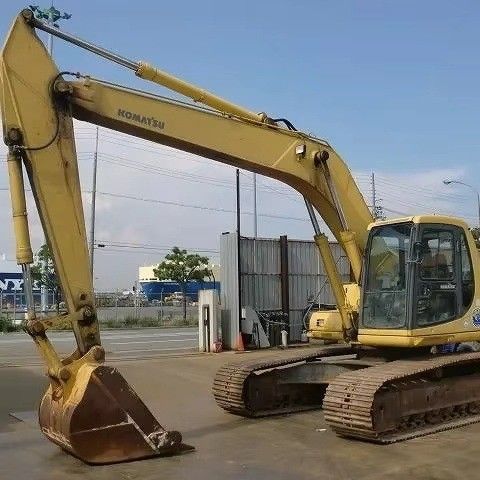 復元されたカミンズエンジンを持つ古製のコマツーPC200-6掘削機