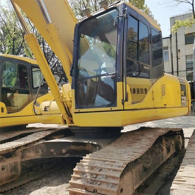復元されたカミンズエンジンを持つ古製のコマツーPC200-6掘削機