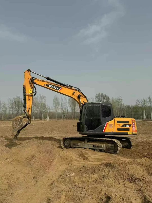 使用されたSANY SY135 13.5 トンの掘削機 建設 鉱業 移動用