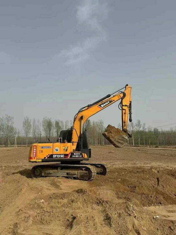 使用されたSANY SY135 13.5 トンの掘削機 建設 鉱業 移動用