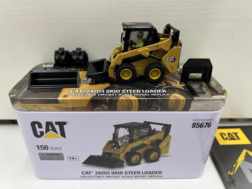 DM 1:50 CAT 242D3 コンパクトホイールローダー 85676型 鋳型合金 収集用玩具