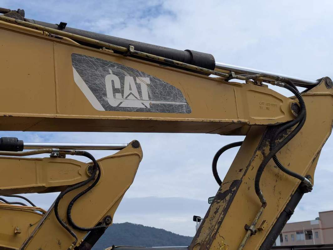 Cat C4.2 ACERT エンジン 13,000 kg 稼働重量 6.44 m 最大掘り深さ