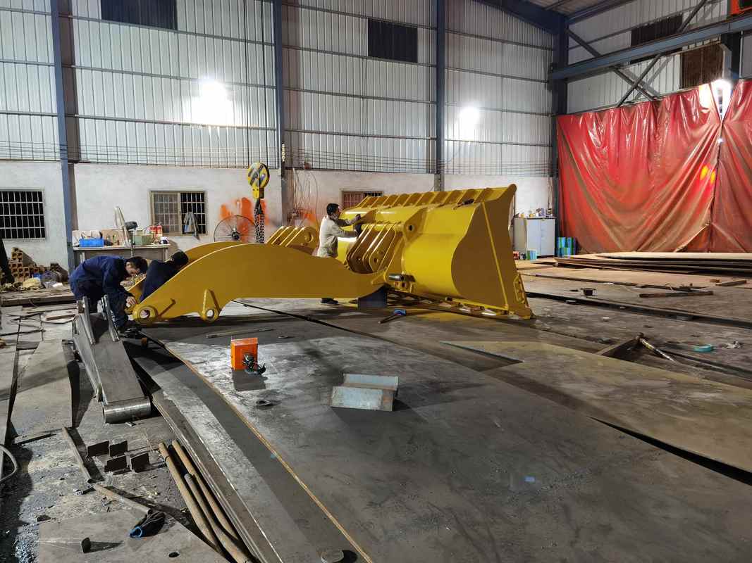 カスタマイズされた5.5立方メートルの掘削器バケツ Cat 980ホイールローダー - 重荷Q355Bロックバケツ