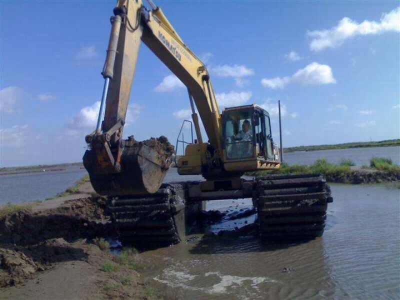 SY135 320D ハイドロリックウォーキングモーターサプライヤーのためのカスタマイズされた両生地掘削機浮遊ポントントラックシューズチェーン